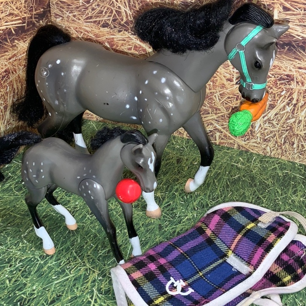 Grand Champions Feed and Nuzzle Toy Horse Mare, Foal Set and Accessories - Picture 11 of 12